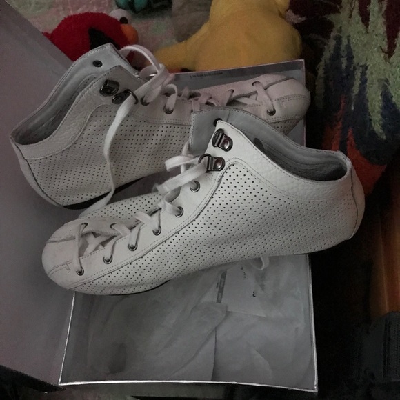 Kelsey Dagger great comfy leather sneaker in a bootie style. - Picture 4 of 9